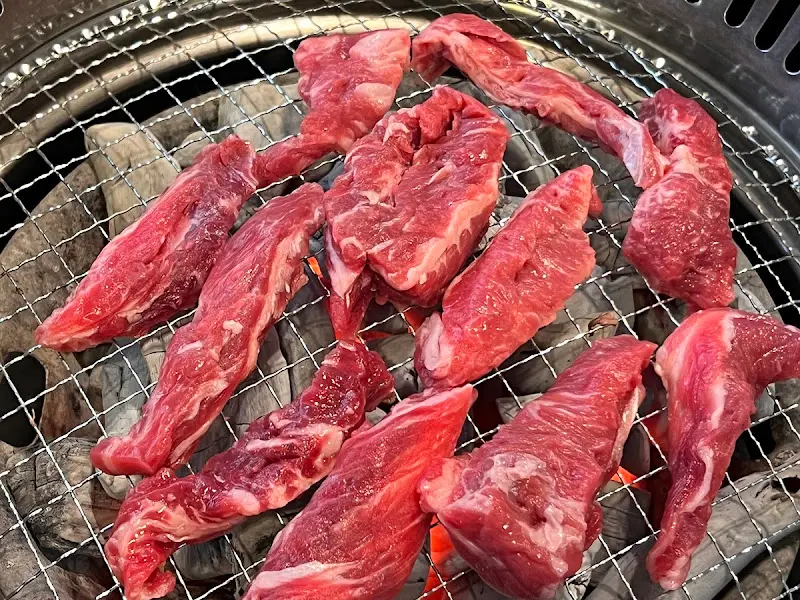 숯불 위에 구워지는 갈비살