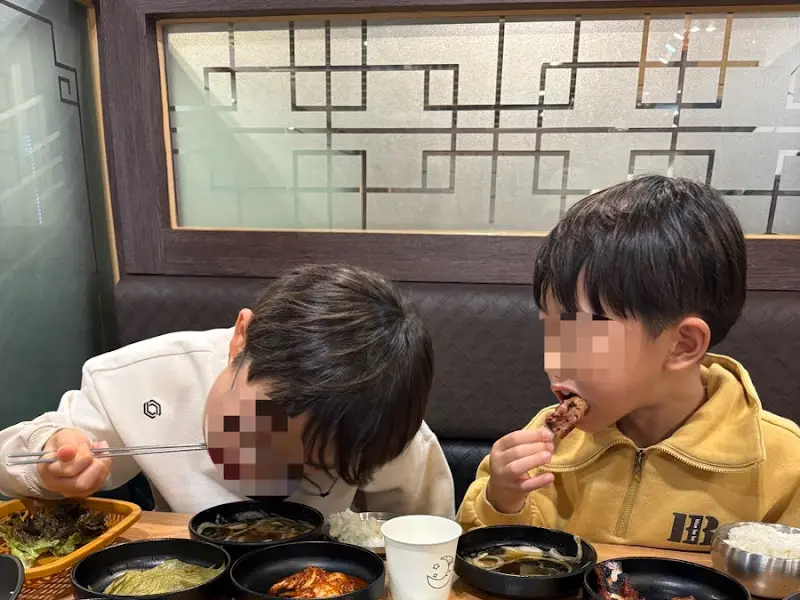 아이들이 맛있게 식사하는 모습