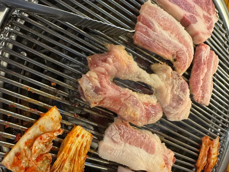 숯불 위에 구워지는 고기