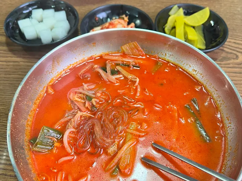 푸짐한 육개장 칼국수