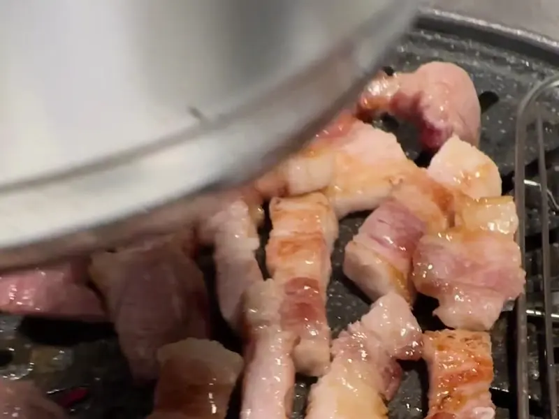 참숯 불판 위에서 익어가는 삼겹살