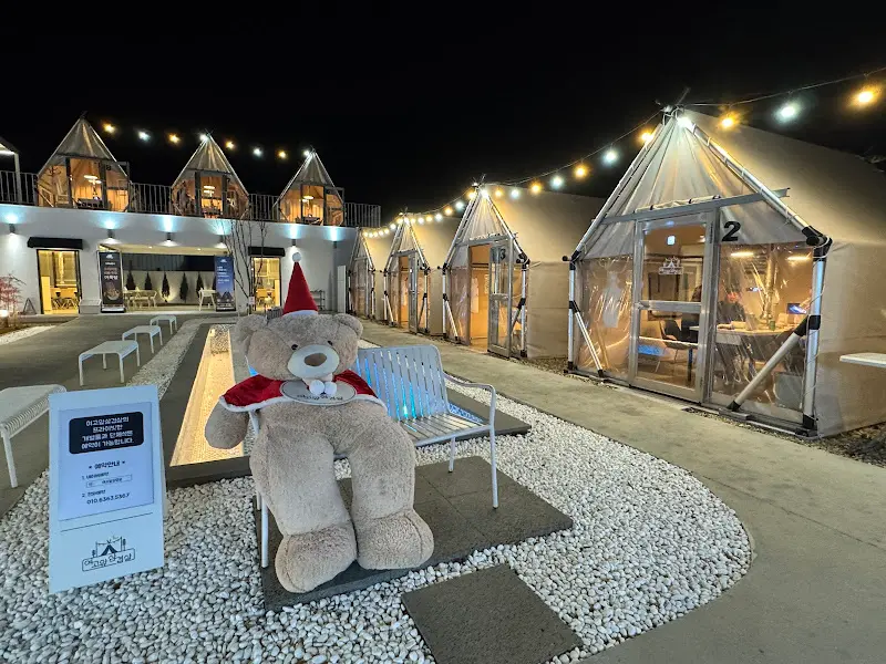 여고앞삼겹살 입구의 대형 곰인형