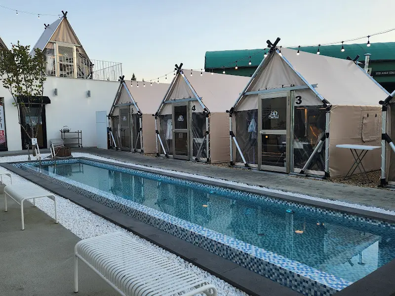 텐트 내부에서 즐기는 프라이빗한 식사