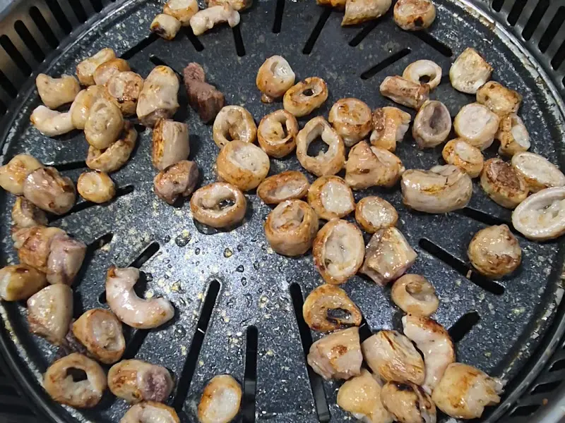 불판 위에서 노릇하게 구워지고 있는 곱창