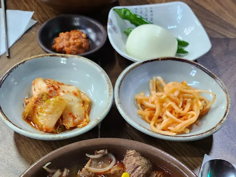 소고기국밥과 밑반찬 전체샷