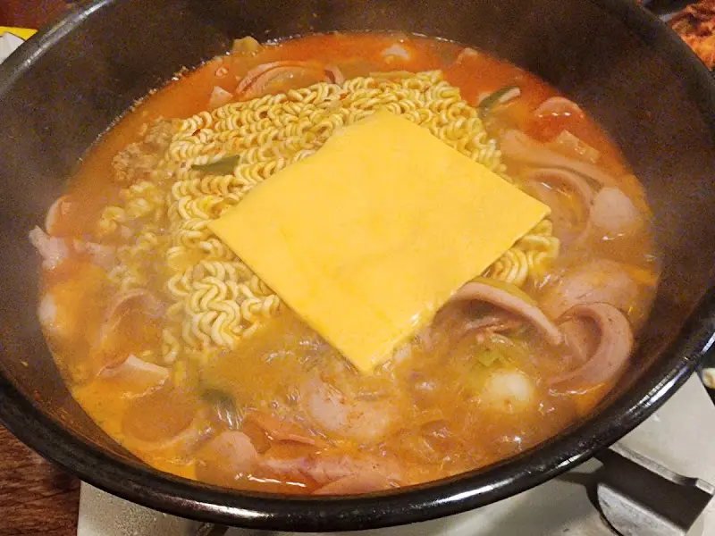 라면과 치즈가 추가된 낭만부대찌개