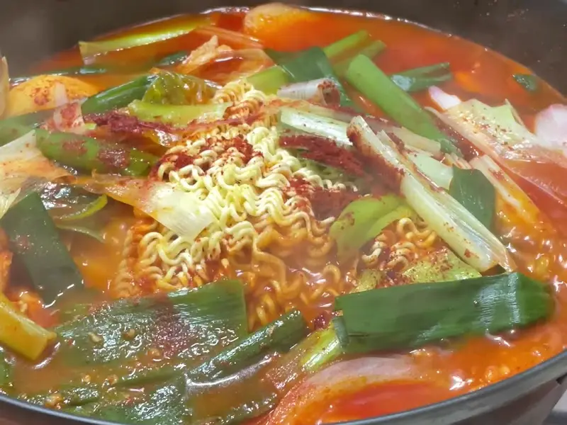 닭볶음탕에 라면사리 추가