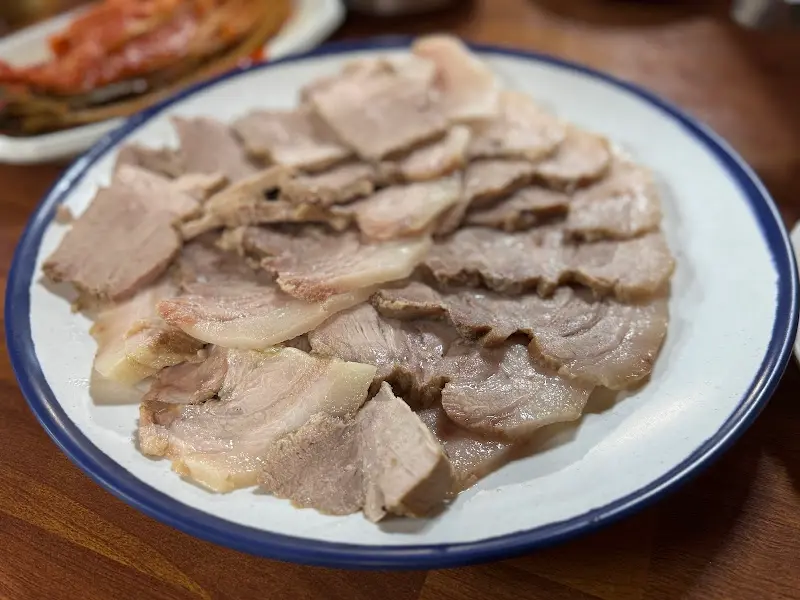 윤기가 흐르는 수육