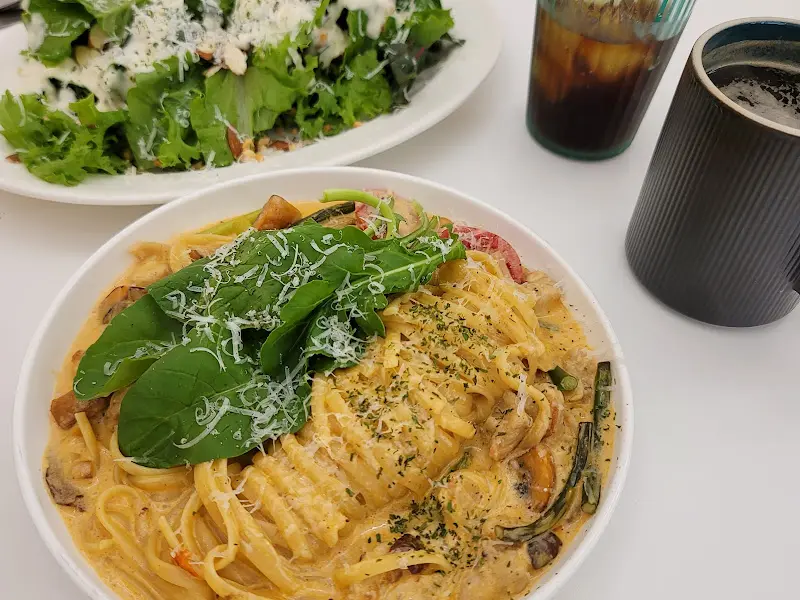 파스타와 샐러드