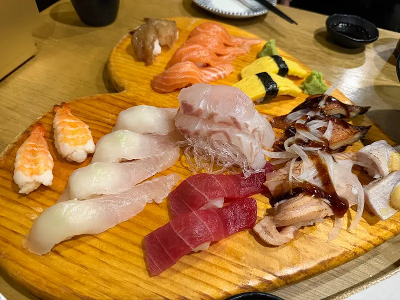 나무 도마 위에 정갈하게 담긴 초밥들