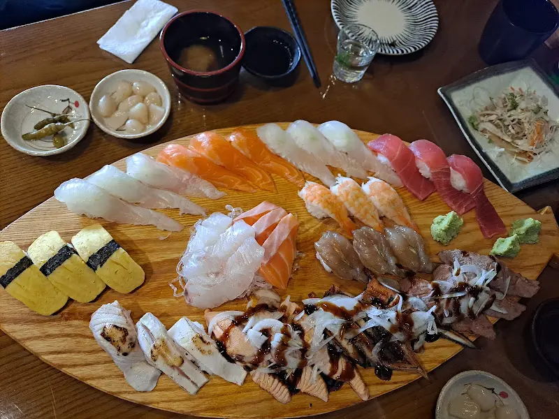 다양한 종류의 초밥이 보기 좋게 담겨 있다.