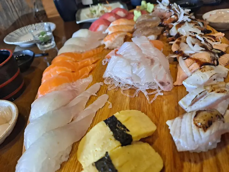 신선한 재료가 돋보이는 초밥들