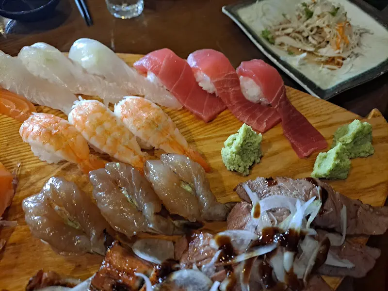 가지런히 놓인 초밥과 와사비