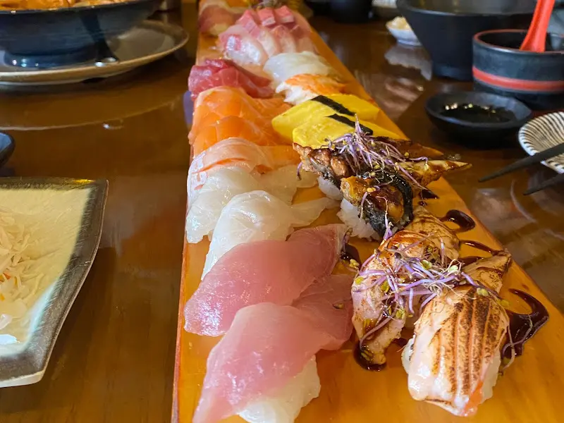 나무 도마 위에 길게 늘어선 초밥들