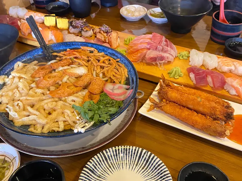 초밥과 우동, 튀김이 함께 놓인 테이블