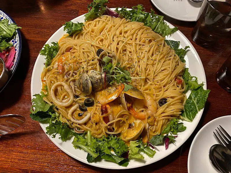 해산물이 듬뿍 들어간, 매콤하면서도 감칠맛 나는 해산물 야끼 파스타