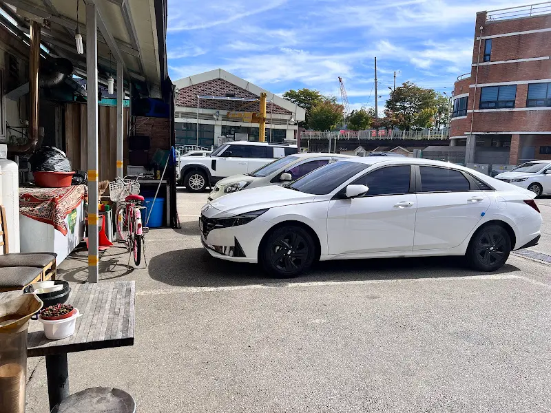 가게 앞 주차된 차량들