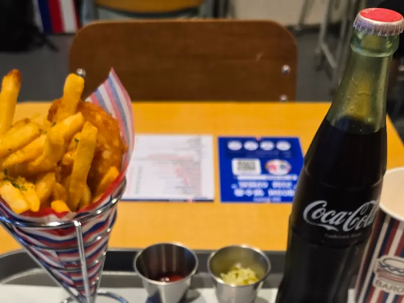 세트 메뉴의 감자튀김과 음료