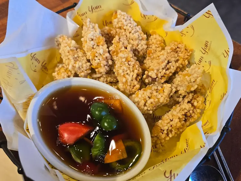 윤기가 흐르는 홍유단의 크런키 탕수육