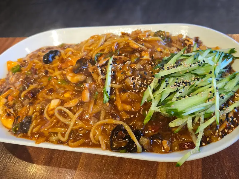 매콤한 향이 코를 찌르는 앵그리 사천 쟁반짜장