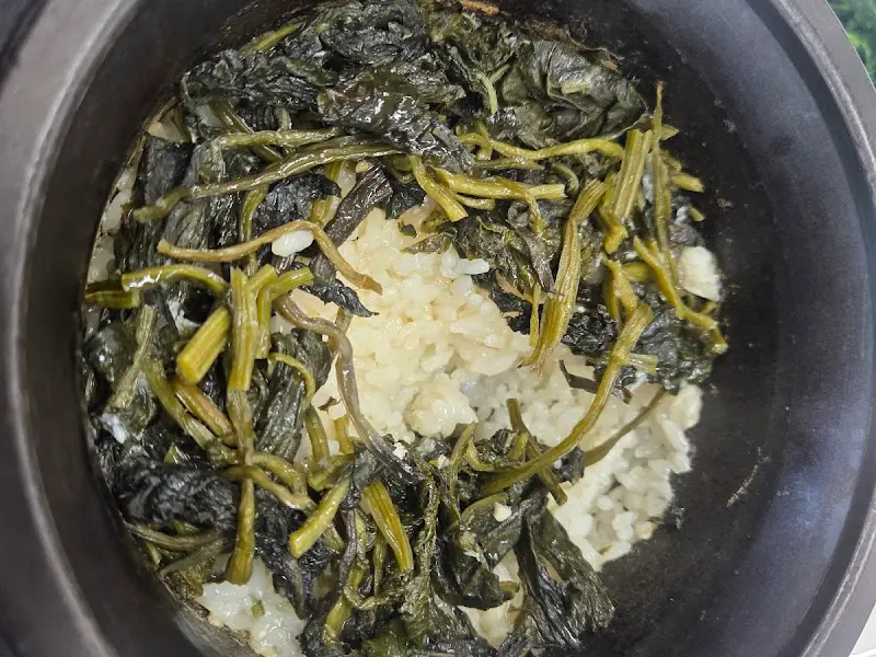 윤기가 자르르 흐르는 약수 곤드레 돌솥밥