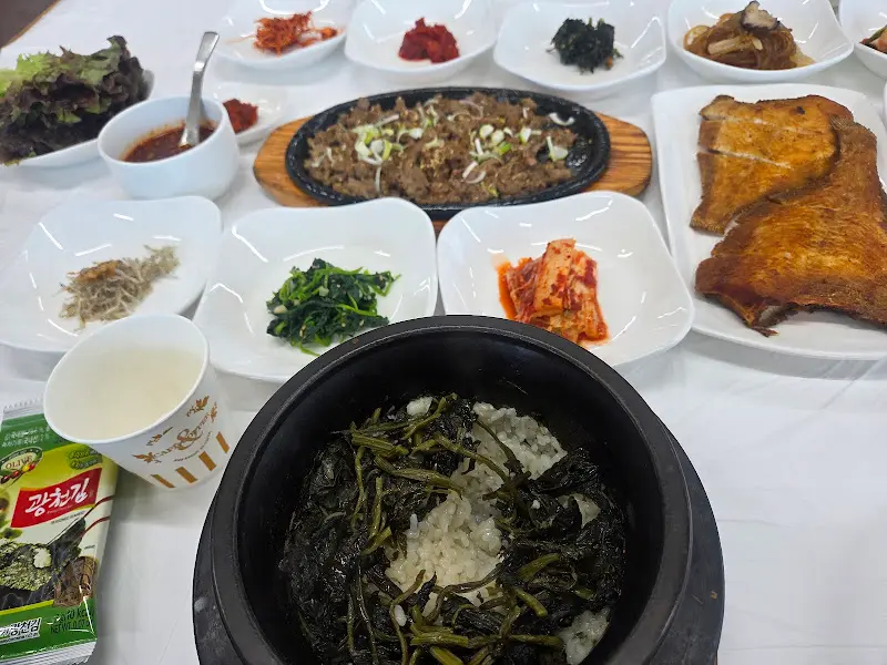 약수 돌솥밥과 함께 제공되는 다양한 반찬들