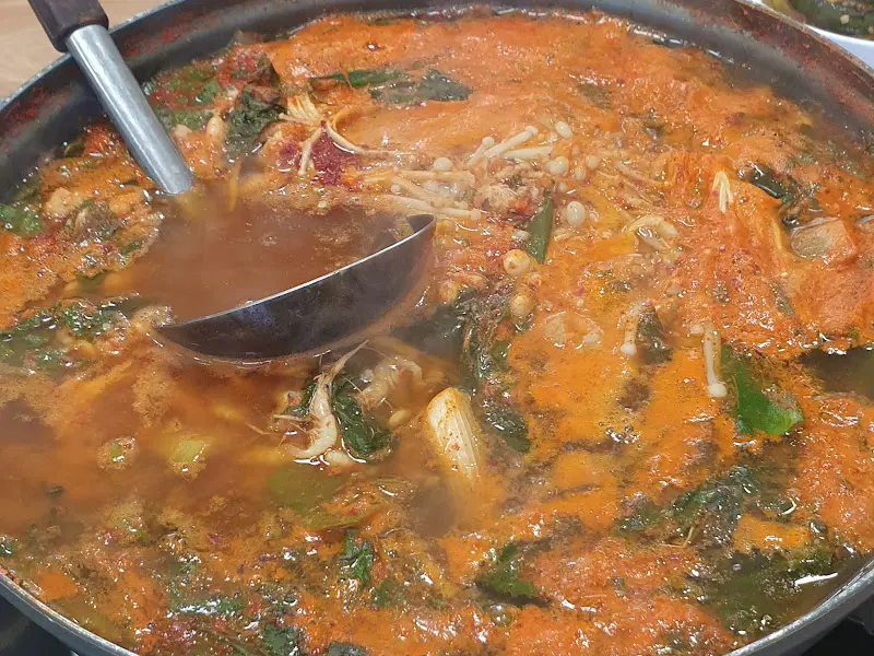 국자로 뜬 매운탕