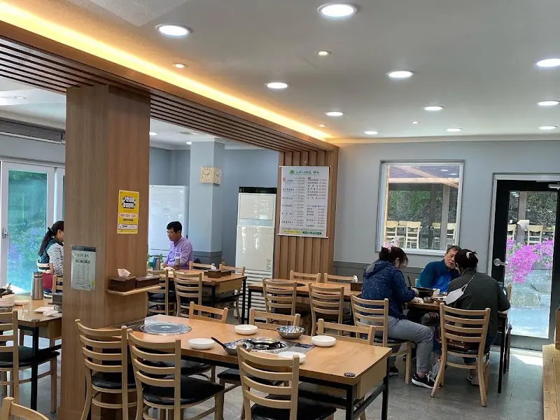 넓고 깔끔한 내부