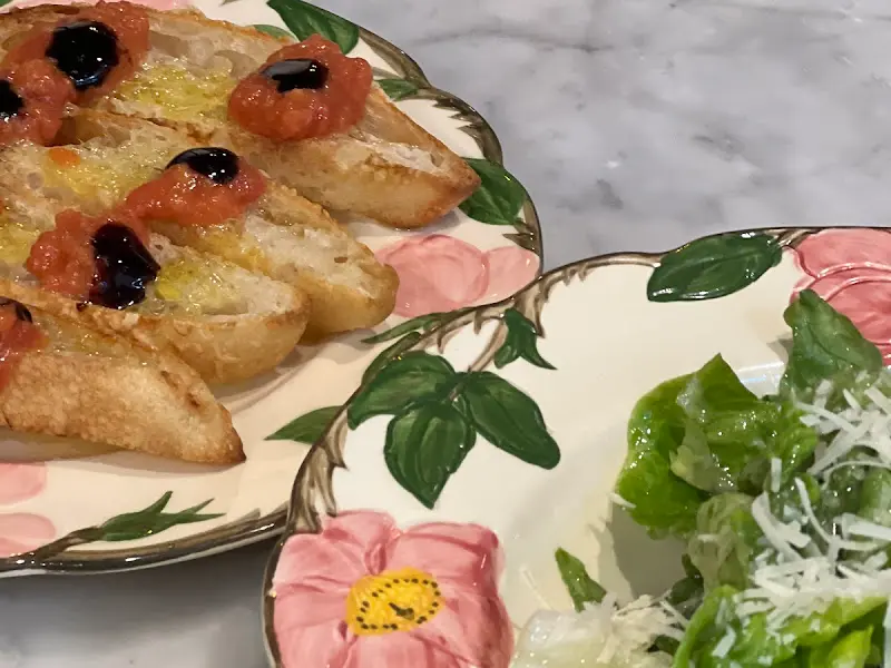 바게트 빵 위에 토마토가 올려진 에피타이저