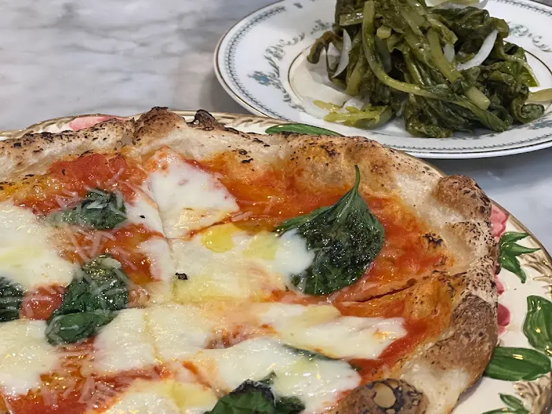 마르게리따 피자와 채소