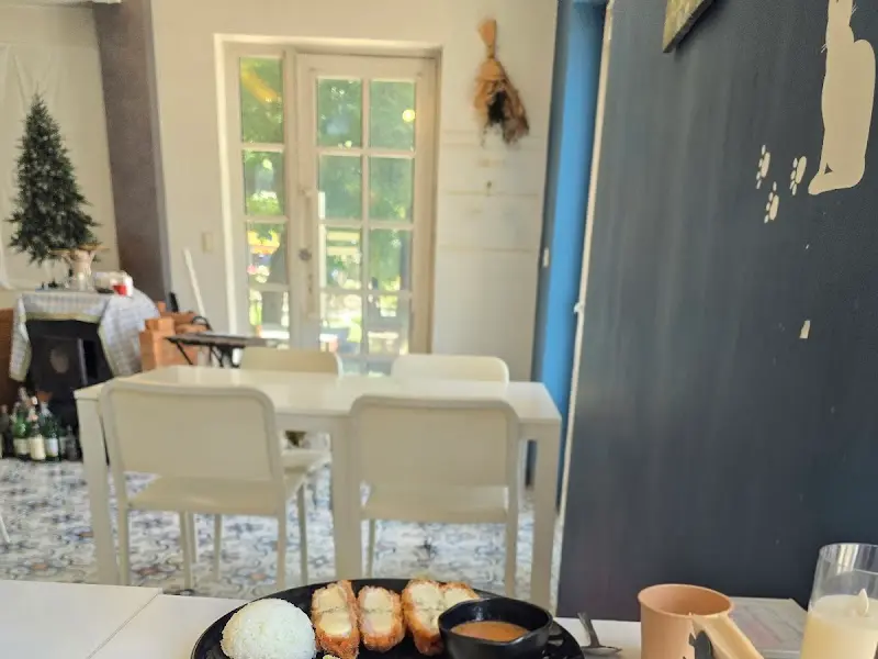 깔끔하고 아늑한 분위기의 내부