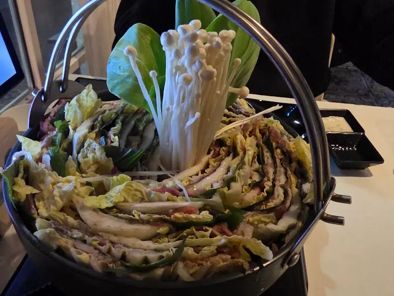 뜨끈한 국물이 땡길 땐 밀푀유나베도 괜찮을 듯