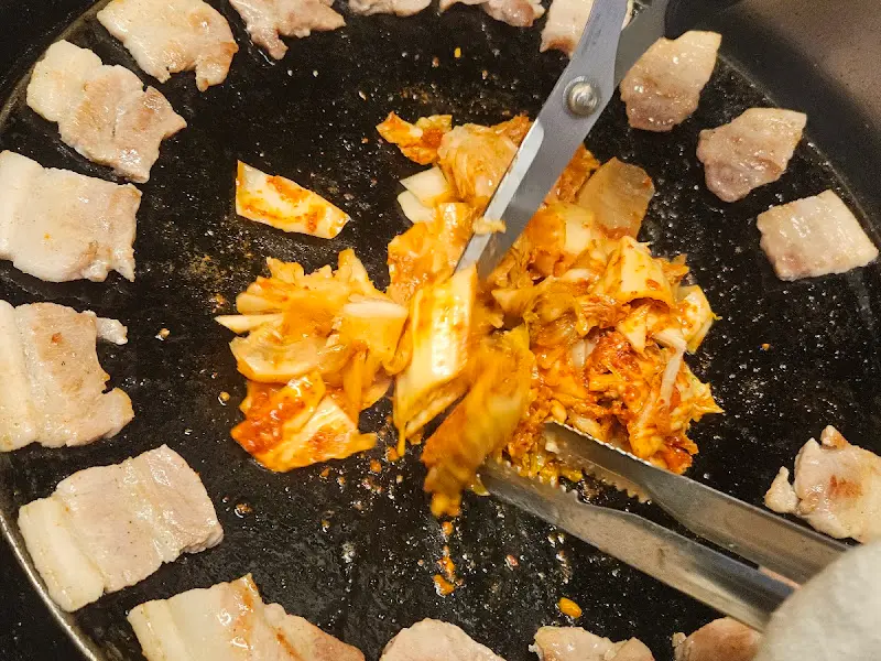 직원분이 김치를 자르는 모습