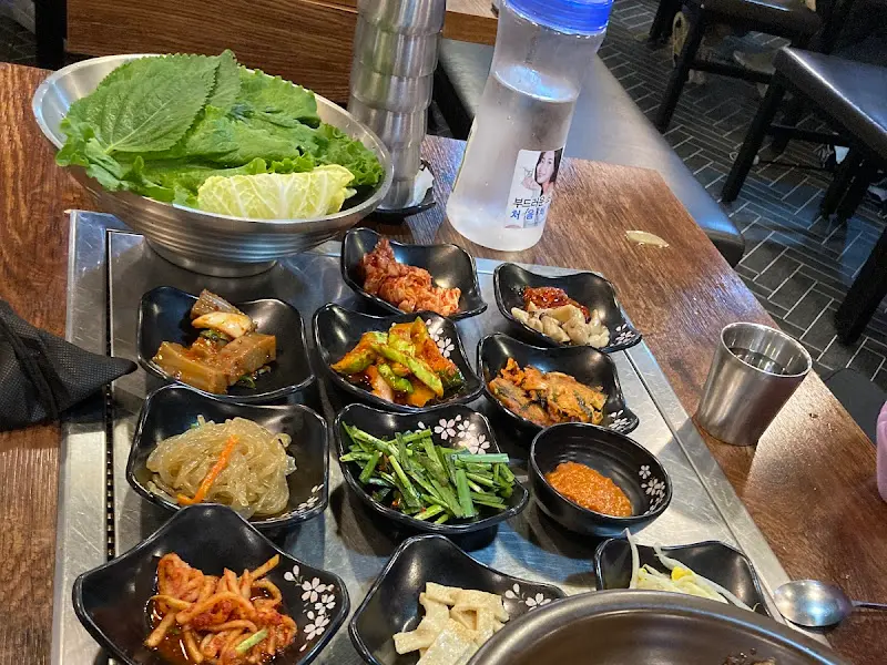 푸짐하게 차려진 쌈 채소와 반찬