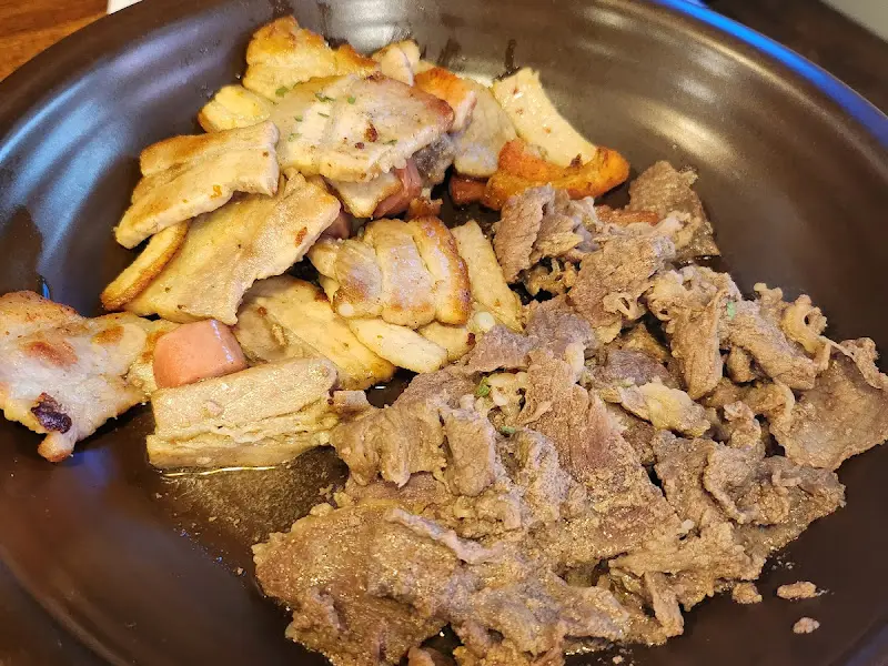 잘 구워진 목살과 불고기