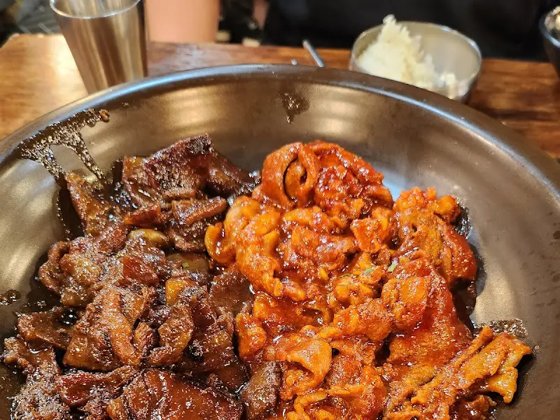 제육볶음과 간장불고기가 함께 담긴 접시