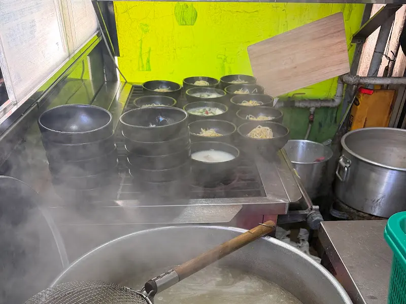 솥에서 끓고 있는 국밥