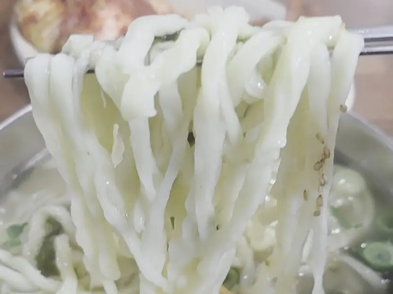 쫄깃한 면발이 인상적인 손칼국수