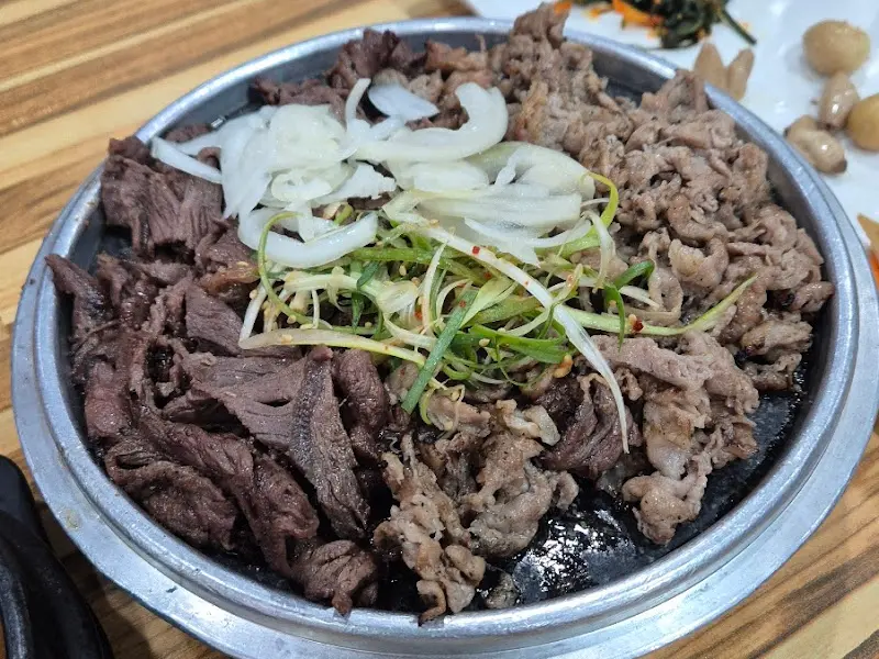 소불고기와 돼지불고기가 함께 나오는 스페셜 세트 메뉴