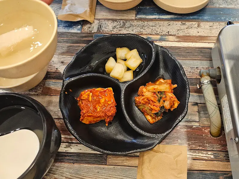 정갈하게 담겨 나온 김치 삼총사