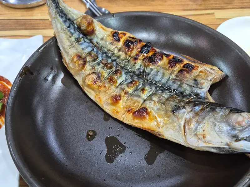 윤기가 좔좔 흐르는 고등어 구이