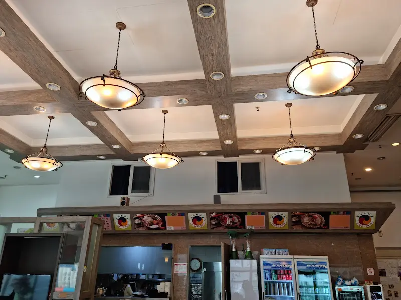 실내 천장에 달린 조명