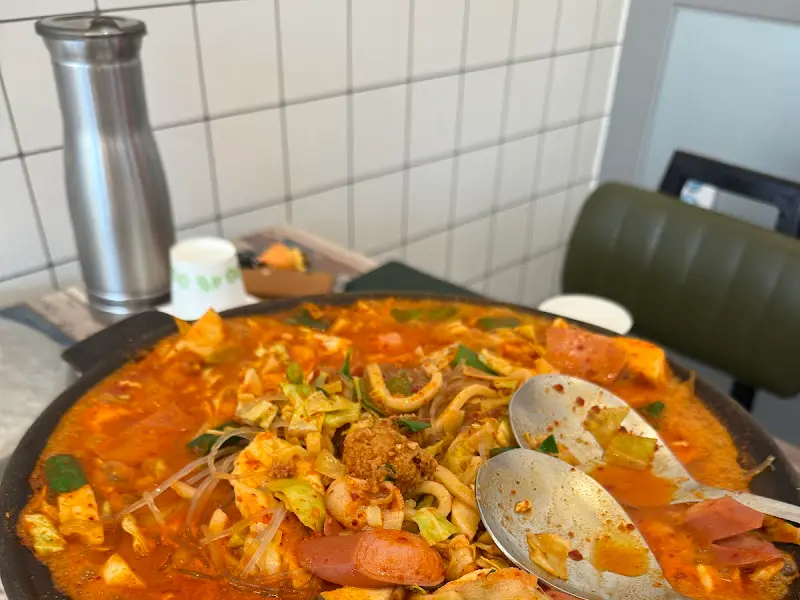 맛있게 끓여진 부대찌개