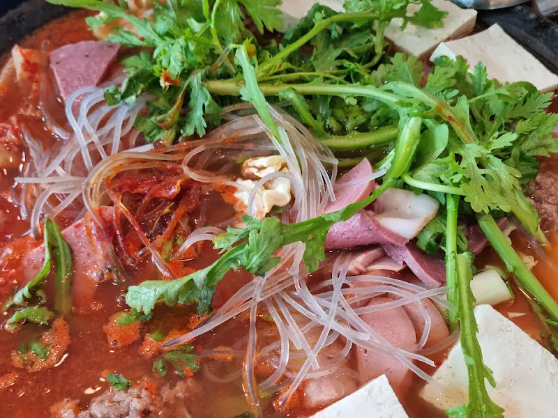 원조 부대찌개에 푸짐하게 들어간 당면