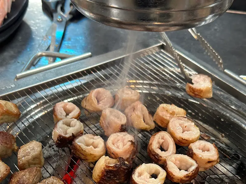 숯불 위에서 연기를 내며 익어가는 꼬들살과 막창