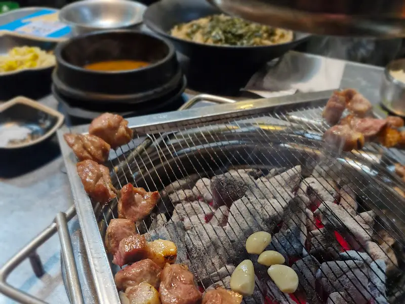 숯불 위에 구워지고 있는 꼬들살, 마늘, 멜젓