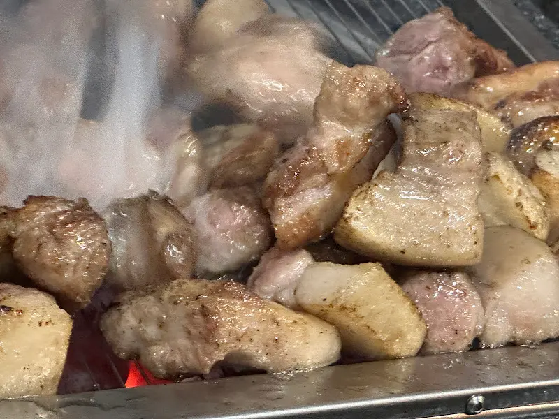 숯불 연기 속에서 맛있게 익어가는 꼬들살