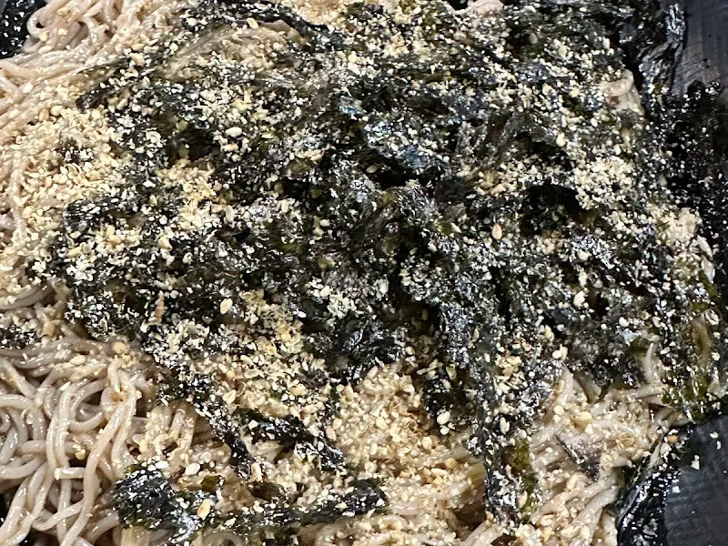 들기름 막국수, 김가루와 깨가 푸짐하게 뿌려져 있어 더욱 먹음직스럽다