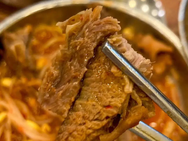 젓가락으로 집어올린 갈비