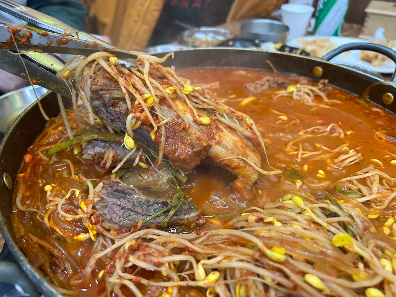 집게로 갈비를 들어올리는 모습